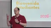 El rector Vicente Durán Casas ofreciendo unas palabras de bienvenida a los estudiantes locales e internacionales