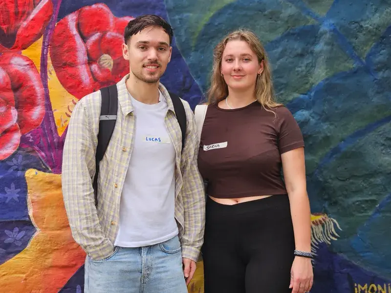 Dos estudiantes internacionales posando en el campus de la Javeriana Cali